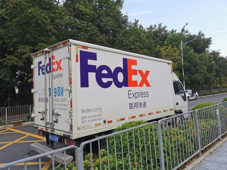 FedEx spedizione spille pogo merci ai clienti